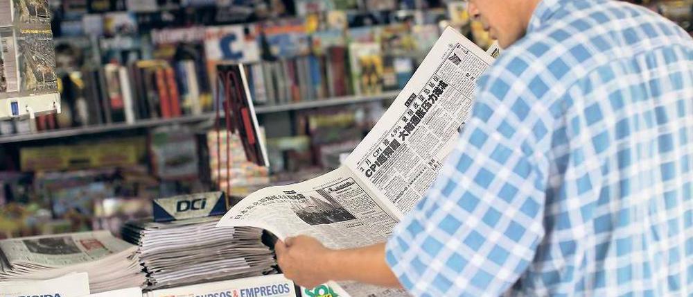 In den Schlagzeilen ist die Katastrophe in Japan weltweit. An einem Kiosk im brasilianischen Sao Paulo informiert sich ein Leser über die Entwicklungen. Foto: Imago