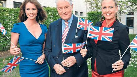 ARD royal. Mareile Höppner (links), Rolf Seelmann-Eggebert und Barbara Schöneberger wollen die Zuschauer im Ersten über die Hochzeit in London informieren. 
