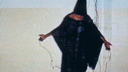 2004: Ein irakischer Kriegsgefangener im Gefängnis von Abu Ghraib im Irak.Foto: dpa