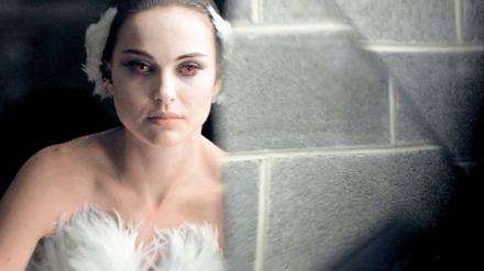 Das Ballettdrama „Black Swan“ mit Natalie Portman wird es in vielen Videotheken vorerst nicht als DVD geben. Die Verleiher wollen die Filmfirma Fox unter Druck setzen. Foto: dpa