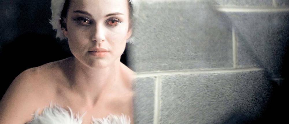 Das Ballettdrama „Black Swan“ mit Natalie Portman wird es in vielen Videotheken vorerst nicht als DVD geben. Die Verleiher wollen die Filmfirma Fox unter Druck setzen. Foto: dpa