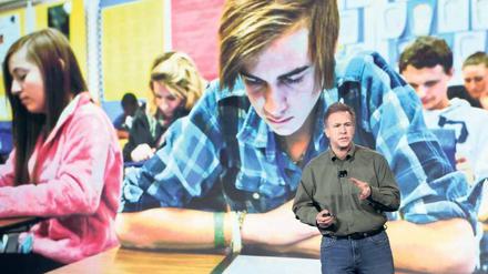 An amerikanischen Schulen gehen die iPad-Klassen in den Regelbetrieb. Apple-Manager Phil Schiller stellte am Freitag Kooperationen mit mehreren US-Verlagen vor. 