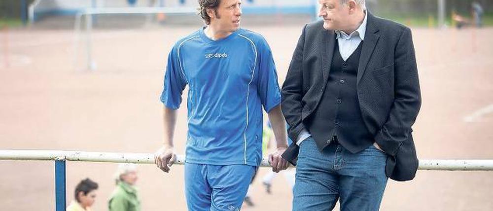 „Männer in deinem Alter sollten keine kurzen Hosen mehr tragen“. Wilsberg (Leonard Lansink, rechts) zieht Freund Ekki (Oliver Korittke) auf. Foto: ZDF