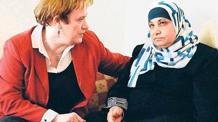 Genug geweint. Die israelische Witwe im Haus der Familie des Attentäters. Foto: NDR