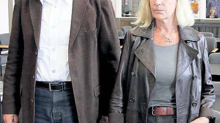 Stehen gemeinsam vor Gericht in Hamburg: die ehemalige NDR-Fernsehspielchefin Doris Heinze und ihr Ehemann Claus Wilhelm Strobel. Foto: dapd
