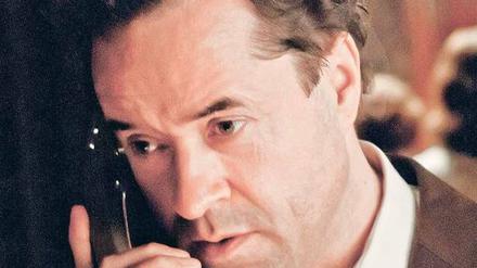 Schlechte Nachrichten. Richard Hoffmann (Jan Josef Liefers) erhält einen Anruf aus dem Krankenhaus und wird über den Selbstmordversuch seiner Geliebten informiert.Foto: MDR