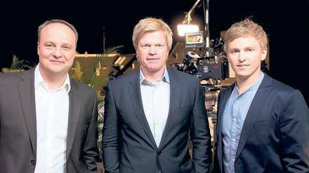 Die drei von der Zankstelle. Oliver Welke (v.l.), Oliver Kahn und der zweite Moderator Jochen Breyer bilden das Team der Champions-League-Übertragungen im ZDF. Foto: ZDF
