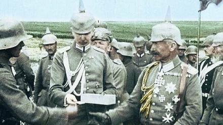 An der Front: Kaiser Wilhelm II. (vorne rechts) verleiht Orden an deutsche Soldaten. In der am Dienstag beginnenden ZDF-Reihe „Weltenbrand“ (20 Uhr 15) wurde das Filmmaterial per Hand koloriert.