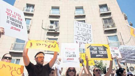 Wut und Frust. Mitarbeiter der Tageszeitung „Ma’ariv“ streiken vor dem Verlagsgebäude in Tel Aviv. 1700 der 2000 Stellen sollen wegfallen. Foto: dpa