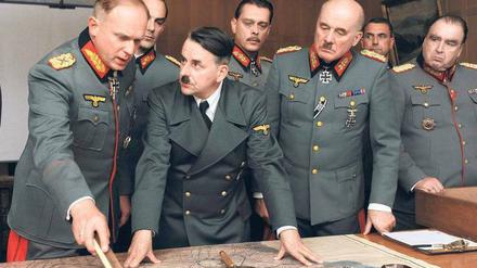 Intrigantenstadl. Erwin Rommel (Ulrich Tukur, links) erläutert Adolf Hitler (Johannes Silberschneider, dritter von links) seine Pläne, wie die Wehrmacht die erwartete Invasion der Alliierten abwehren soll. Hitler ist skeptisch, der übrige Generalstab noch skeptischer. Foto: ARD