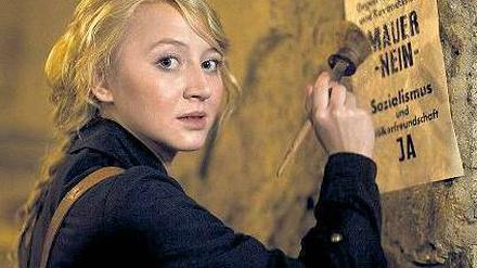 Widerständig. Nach dem Bau der Berliner Mauer klebt Lotte Reinhardt (Anna Maria Mühe) heimlich Flugblätter. Foto: ZDF