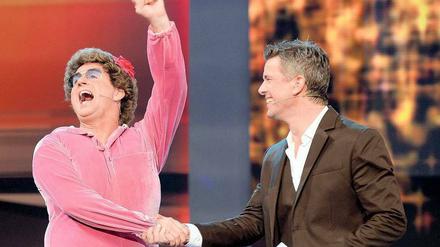 Atze Schröder sprang für Cindy aus Marzahn als Assistent von Markus Lanz (rechts) ein. Ein Moment der Fremdscham, verknüpft mit der Frage, warum sich das ZDF für „Wetten, dass..?“ beim Freakpersonal des Privatsenders RTL bedient. Foto: dpa