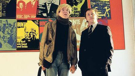 Freundschaft – Friendship. Hubert Burda (rechts) und Andy Warhol 1983 vor Warhols Arbeit, für die der Popkünstler Titelblätter der „Bunten“ nutzte.Foto: Burda Medien