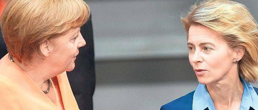 Zu demütig? Bundeskanzlerin Angela Merkel und die Arbeitsministerin. 
