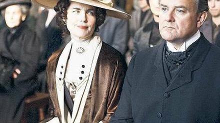 Wie eine Reise in eine untergegangene Zeit: Lord Grantham (Hugh Bonneville) und seine aus den USA stammende Ehefrau Cora (Elizabeth McGovern). Foto: ZDF