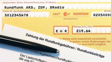 Schon mal an ARD, ZDF und Deutschlandradio gedacht? Ein Überweisungsschein für ein Jahr Rundfunkgebühr, in Höhe von 219,66 Euro, inklusive 3,90 Euro Mahngebühr. Foto: dpa