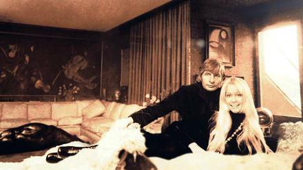 Ist unser Leben nicht schön? Gunter und Mirja Sachs posieren im Salon des Palace-Turms, St. Moritz 1969.