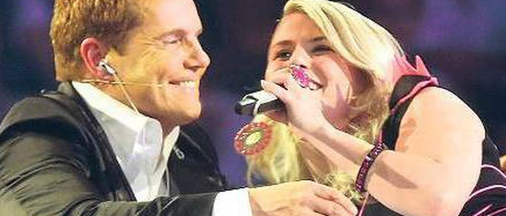 Auf Kuschelkurs: Dieter Bohlen und Kandidatin Beatrice Egli schäkern bei der RTL-Castingshow "Deutschland sucht den Superstar".   
