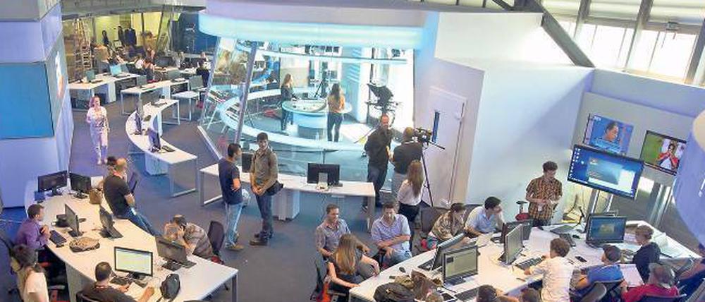 Der Newsroom von i24News im israelischen Tel Aviv ist bereits fertig. Am 1. Juli sollte die Station auf Sendung gehen, doch es gab ein „unverschuldetes technisches Problem“. Foto: AFP