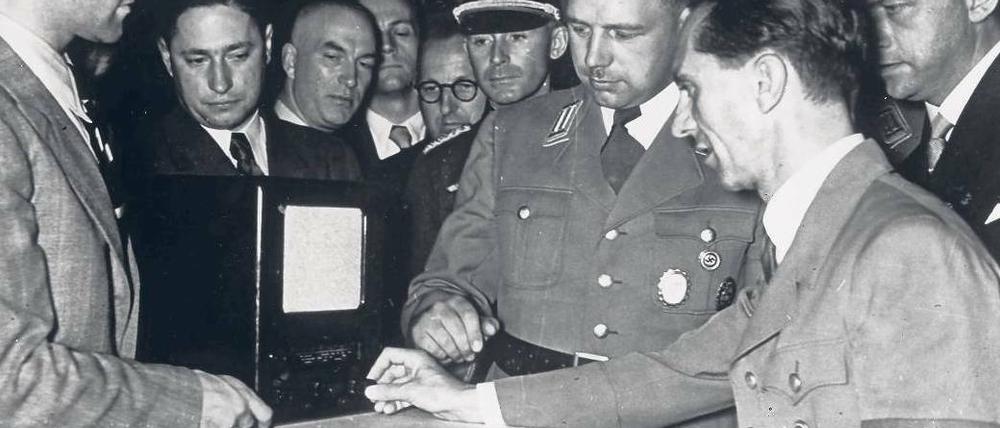 „Goebbels-Schnauze“. Der Volksempfänger war ein Verkaufsschlager und ein perfektes Machtinstrument für Joseph Goebbels (rechts), NS-Minister für Volksaufklärung und Propaganda. Foto: picture-alliance/akg-images