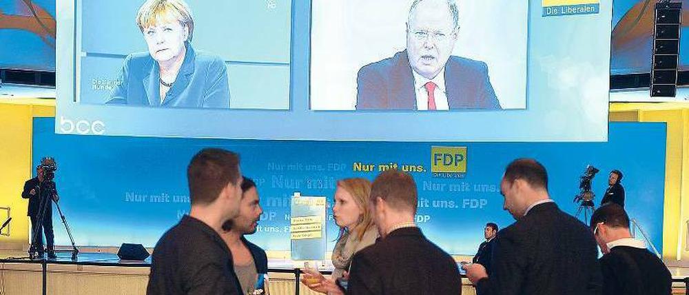 Wir müssen draußen bleiben. Wenige FDP-Anhänger verfolgten auf ihrer Wahlparty die „Berliner Runde“ auf dem Monitor. Es saß ja auch kein FDP-Poltiker in der TV-Runde. Foto: dpa