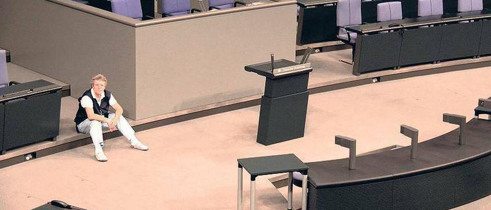 Saubere Sache. Reinigungskraft Renate Friedrich kümmert sich darum, dass es im Plenarsaal des Bundestages immer blitzt und blinkt. Szene aus dem „Berlin“-Beitrag von Sandra Maischberger und Jan Kerkhart im Dokuprojekt „16xDeutschland“. Foto: ARD