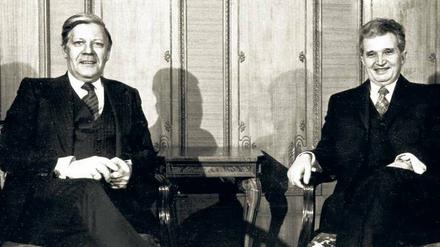 Über den Tisch gezogen. Helmut Schmidt mit Ceausescu, 1978.