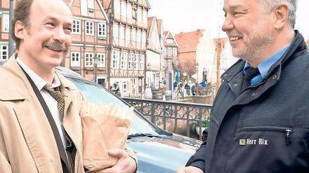Guter Witz. Chlodwig Pullmann (Ulrich Noethen) sollte tatsächlich einen Strafzettel für sein falsch geparktes Auto bekommen. Als Polizist (Wilfried Mahler) den Steueroberinspektor erkennt, löst sich die Absicht in ein Lächeln auf. Foto: NDR