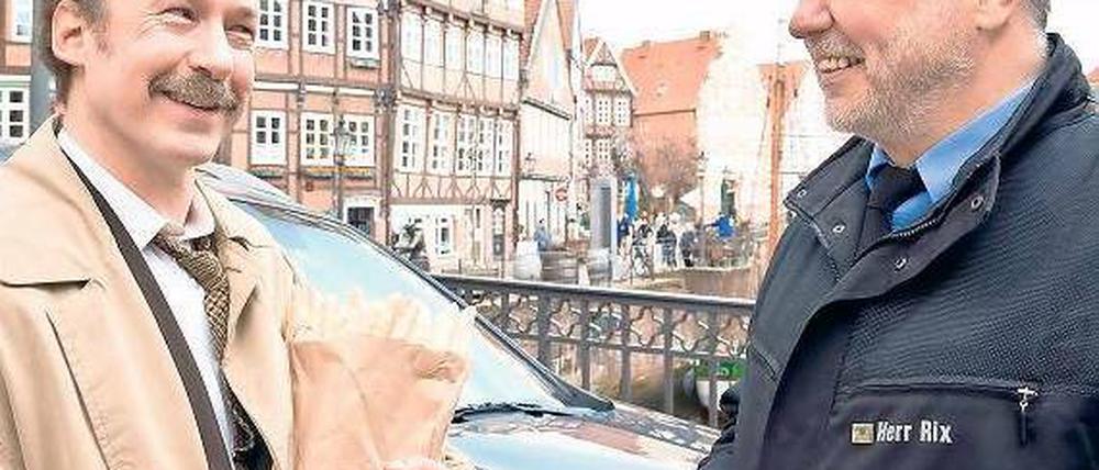 Guter Witz. Chlodwig Pullmann (Ulrich Noethen) sollte tatsächlich einen Strafzettel für sein falsch geparktes Auto bekommen. Als Polizist (Wilfried Mahler) den Steueroberinspektor erkennt, löst sich die Absicht in ein Lächeln auf. Foto: NDR