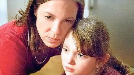 Gemeinsam schaffen wir es. Kathrin (Anneke Kim Sarnau) tröstet ihre Tochter Merle (Greta Bohacek). 
