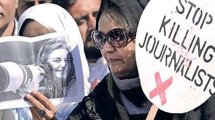 Gegen die Ermordung von Journalisten protestierten nach dem Tod der deutschen Fotografin Anja Niedringhaus (Schwarz-Weiß-Bild) auch Reporter in Pakistan. Foto: dpa