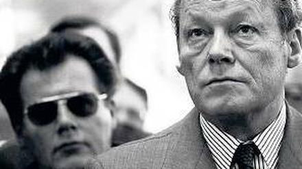 Immer in der Nähe von Willy Brandt (r.) blieb der Spion Günter Guillaume. 