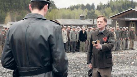 Schutzlos ausgeliefert. Sylvester Groth (rechts) spielt den Lagerältesten der Häftlinge im Konzentrationslager Buchenwald. Foto: MDR