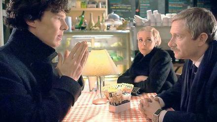 Ein Date zu Dritt: Plötzlich sitzt der tot geglaubte Sherlock Holmes (Bendedict Cumberbatch) am Tisch von Watson (Martin Freeman) und dessen Verlobter Mary (Amanda Abbington).