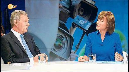 Auch eine von diesen Journalisten. Zum ersten Mal seit seinem Rücktritt als Staatsoberhaupt sitzt Christian Wulff wieder in einer Talkshow – bei „Maybrit Illner“.