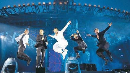 Ab durch die Decke. "Take That" - Robbie Williams, Gary Barlow, Howard Donald, Mark Owen, Jason Orange (von links) - in der Glanzzeit der Boygrop