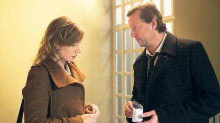 Flirt im "Morgengrauen". Kommissar Meuffels (Matthias Brandt) verliebt sich in Karen Wagner (Sandra Hüller). Doch Gefühle und Ermittlungen kreuzen sich.