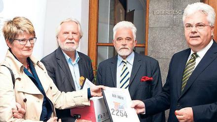„2254 retten“: Hörfunkratsvorsitzender Frank Schildt und Intendant Willi Steul (von rechts) nehmen die Petition entgegen.