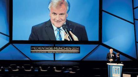 Groß und klein. Bayerns Ministerpräsident Horst Seehofer eröffnet die Münchner Medientage mit einer Absage an die Regulierungswut im Mediensektor. Foto: dpa