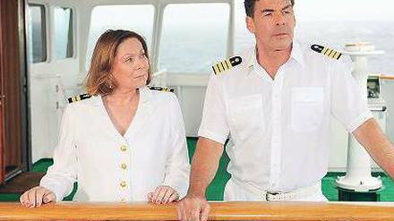 Kapitän Victor Burger (Sascha Hehn) und Chefstewardess Beatrice (Heide Keller) sind mit neuen „Traumschiff“-Folgen zu Weihnachten im Zweiten zu sehen.