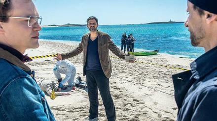 Verbrechen aufklären, wo andere Menschen Urlaub machen. Kommissar Dupin (Pasquale Aleardi, Mitte) und seine Inspektoren am Strand einer Glénan-Insel. Foto: ARD