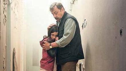 Lieber zu zweit als ganz allein.  Bombenentschärfer Conny Stein (Wolfgang Stumph) findet das Flüchtlingskind Olli (Mia Kasalo) in einem stillgelegten Industriegelände. Stein wird sich des Kindes annehmen und gegen dessen Abschiebung kämpfen. 