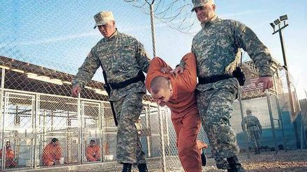 Menschenunwürdige Behandlung: Murat Kurnaz (Sascha Alexander Geršak) wird unter dem bloßen Verdacht, ein Terrorist zu sein, nach Guantánamo gebracht.