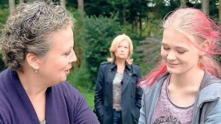 Intakte Familie? Mutter Silke (Gabriela Maria Schmeide, links) und Tochter Fiona (Gro Swantje Kohlhof, rechts) sind glücklich, wieder zusammen zu sein. Doch Hauptkommissarin Inga Lürsen (Sabine Postel) traut ihnen nicht. 