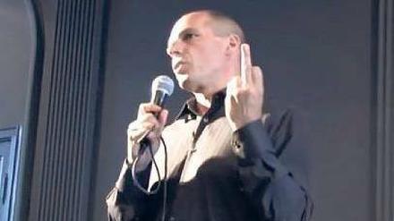In der Sendung von Günther Jauch wurde ein Video aus dem Jahr 2013 von einem Auftritt des Wirtschaftsprofessors eingespielt. Darin ist zu sehen, wie Varoufakis den Mittelfinger streckt.