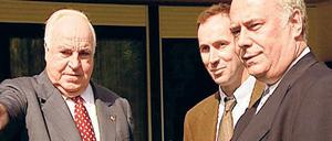 Da geht’s lang. Helmut Kohl 2003 mit den Autoren Stephan Lamby (Mitte) und Michael Rutz. Der erste Interview-Teil dreht sich um „Aufstieg und Macht“. Foto: NDR