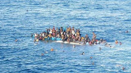 Lokale Berichte im Vordergrund. In den großen afrikanischen Zeitungen wird die Flüchtlingskatastrophe im südlichen Mittelmeer weitgehend ignoriert. Foto: dpa