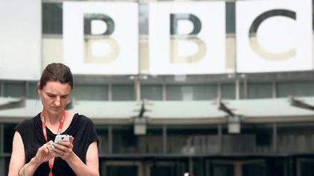 1000 Mitarbeiter will die BBC entlassen, die bisher 18 000 Menschen beschäftigt. Doch nicht nur bei ihren Angestellten soll die britische Sendergruppe sparen. 