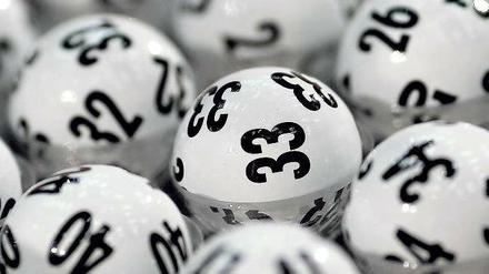 Angeblich setzen die Lottogesellschaften jährlich über sieben Milliarden Euro um. Sind die Gewinnzahlen gesellschaftlich aber so relevant, dass sie von Judith Rakers in der „Tagesschau“ angesagt werden müssen? 