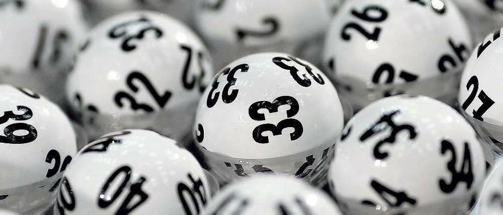 Angeblich setzen die Lottogesellschaften jährlich über sieben Milliarden Euro um. Sind die Gewinnzahlen gesellschaftlich aber so relevant, dass sie von Judith Rakers in der „Tagesschau“ angesagt werden müssen? 